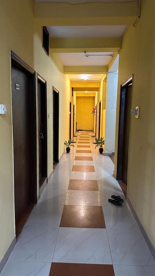 Hotel Aparajita Varanasi Exterior foto