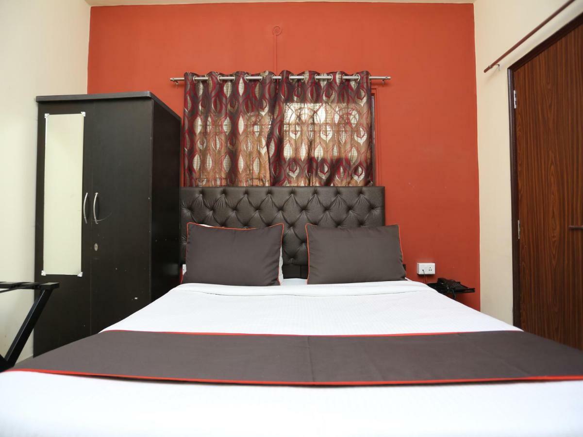 Hotel Aparajita Varanasi Exterior foto